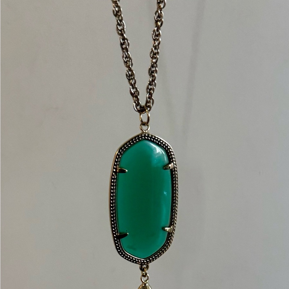 Kendra Scott Green and Silver Necklace with Elegant Pendant